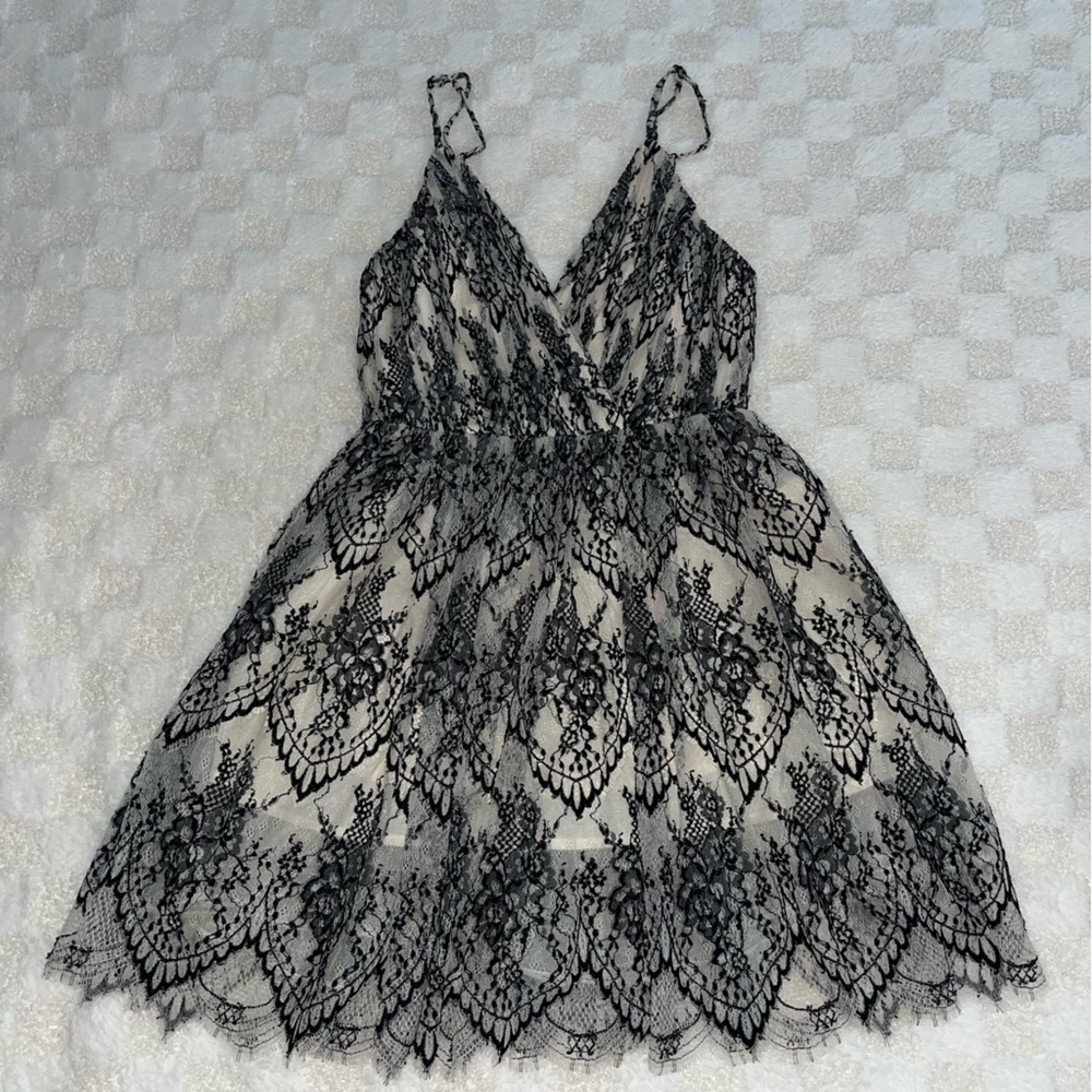 Alice + Olivia Women’s Lace Mesh Lined V-Neck Cocktail Dress • Size 4